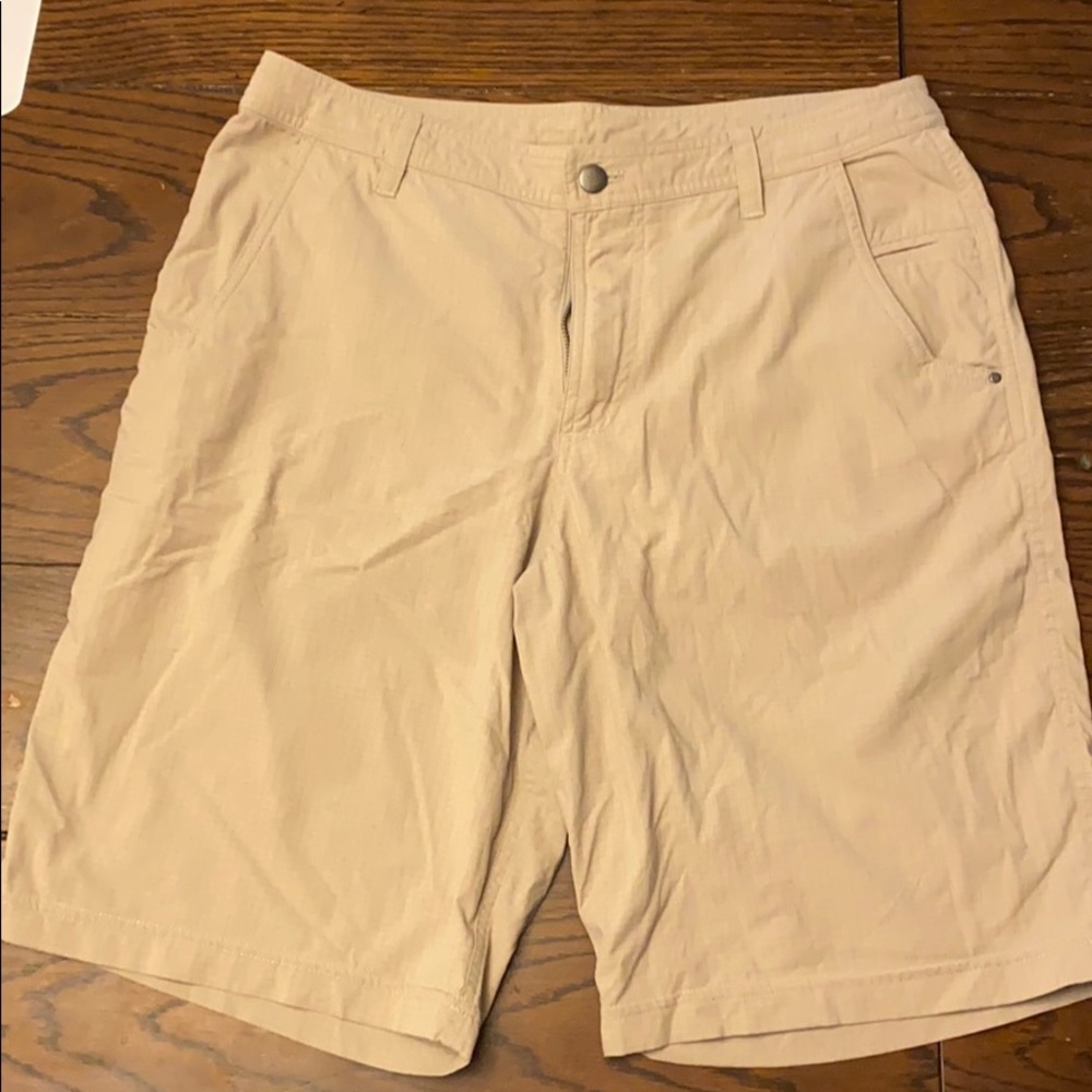 Men’s lulu casual shorts. Khaki color.